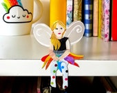 Ruby Rainbow - Kantenhocker, Elfe aus Papier, Dekoration fürs Regal - kleines Geschenk, Frühlingsdeko, schönes Mitbringsel