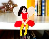 Paula Poppy - Kantenhocker, Elfe aus Papier, Dekoration fürs Regal - kleines Geschenk, Frühlingsdeko, schönes Mitbringsel