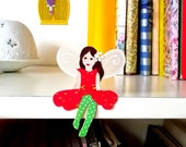 Sophia Strawberry - Kantenhocker, Elfe aus Papier, Dekoration fürs Regal - kleines Geschenk, Frühlingsdeko, schönes Mitbringsel