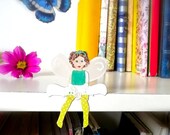 Susan Snowdrop - Kantenhocker, Elfe aus Papier, Dekoration fürs Regal - kleines Geschenk, Frühlingsdeko, schönes Mitbringsel