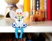 Wanda Winter - Kantenhocker, Elfe aus Papier, Dekoration fürs Regal - kleines Geschenk, Frühlingsdeko, schönes Mitbringsel