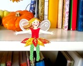 Anna Autumn - Kantenhocker, Elfe aus Papier, Dekoration fürs Regal - kleines Geschenk, Frühlingsdeko, schönes Mitbringsel