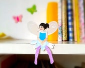 Fiona Forgetmenot - Kantenhocker, Elfe aus Papier, Dekoration fürs Regal - kleines Geschenk, Frühlingsdeko, schönes Mitbringsel