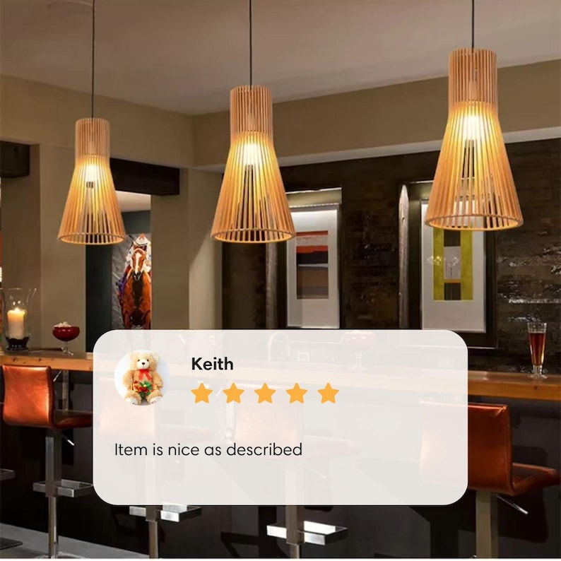 Pu&ograve; includere: Tre lampadari sospesi con finitura in legno naturale e design a lamelle. Le luci sono appese sopra un bancone bar con sgabelli. Una recensione di un cliente con cinque stelle e il testo "L'articolo &egrave; come descritto" &egrave; visibile nell'immagine.