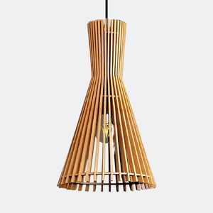 Pu&ograve; includere: Una lampada a sospensione in legno con finitura in legno naturale. La lampada ha la forma di un cono ed &egrave; composta da una serie di lamelle verticali che creano un motivo unico.