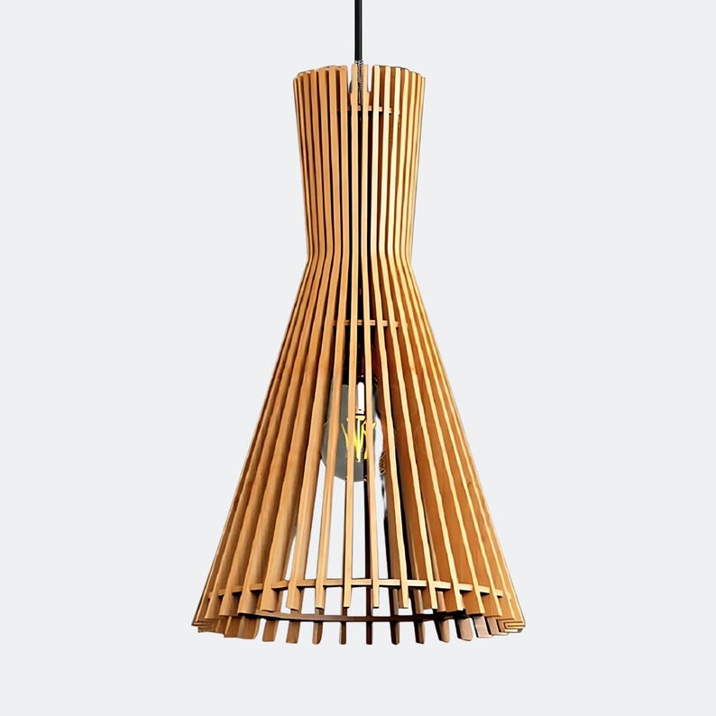 Pu&ograve; includere: Una lampada a sospensione in legno con finitura in legno naturale. La lampada ha la forma di un cono ed &egrave; composta da una serie di lamelle verticali che creano un motivo unico.