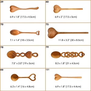 K&ouml;nnte beinhalten: Ein Set aus zehn Holzl&ouml;ffeln mit herzf&ouml;rmigen Schalen. Die L&ouml;ffel sind aus Naturholz gefertigt und haben unterschiedliche Gr&ouml;&szlig;en und Formen. Die L&ouml;ffel sind mit 39, 40, 70, 75, 78, 79, 99 und 121 nummeriert. Jeder L&ouml;ffel hat seine Abmessungen in Zoll und Zentimetern angegeben.