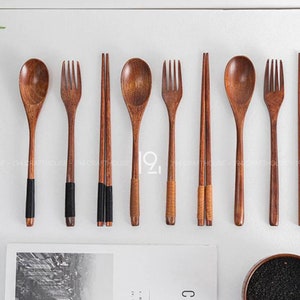 Juego de cubiertos de madera personalizado, tenedor, cuchara, palillos, estilo minimalista, kit de utensilios de viaje, regalo sostenible para ella, decoración de cocina de estilo rústico
