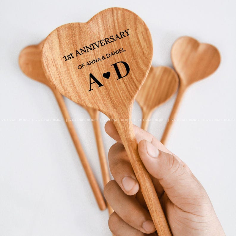 Cuillère coeur en bois gravée personnalisée, cadeau d'anniversaire rustique image 1