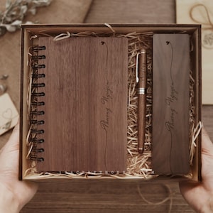 Juego de bolígrafo de madera grabado con estuche y cuaderno, portabolígrafos de escritorio personalizado, bolígrafo de diario hecho a mano, regalo de cumpleaños para él