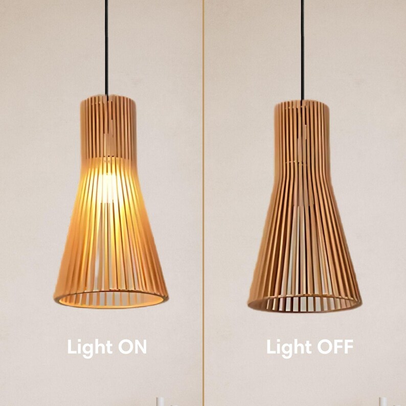 Pu&ograve; includere: Due lampade a sospensione in legno, una con la luce accesa e l'altra con la luce spenta. Le lampade sono realizzate con sottili lamelle di legno disposte in un motivo verticale. Le lampade sono appese a cavi neri.
