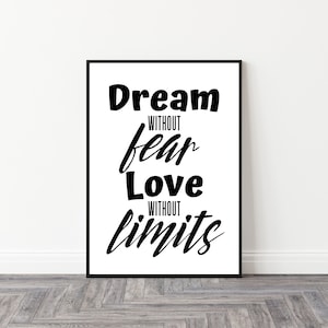 Op de afbeelding: Zwart-wit typografieposter met de tekst "Dream without fear, Love without limits".