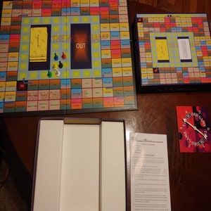 Gioco di PAROLE: divertente gioco basato sulla Bibbia per la famiglia, per lo studio della Bibbia e la scuola domenicale. Studia la Bibbia dalla Genesi all&#39;Apocalisse.