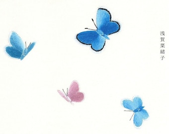 Puede incluir: Un fondo blanco con cuatro mariposas bordadas. Dos de las mariposas son azules, una es rosa y una es azul claro. El texto "Bordado japonés" está escrito en japonés en el lado derecho de la imagen.
