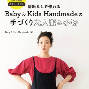 Può includere: Una copertina di libro con una donna che indossa una camicia rossa e una salopette nera. Il titolo del libro è "Baby & Kids Handmade" e il sottotitolo è "Abbigliamento e accessori per adulti fatti a mano". La copertina del libro presenta anche un logo di YouTube e il testo "300.000 iscritti".