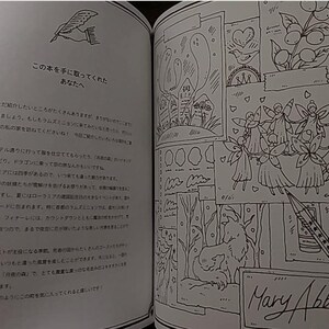 Pu&ograve; includere: Un'illustrazione in bianco e nero di fate che danzano in cerchio intorno a un albero. L'illustrazione &egrave; su una pagina di un libro con il testo "Mary Abbot" scritto in basso.