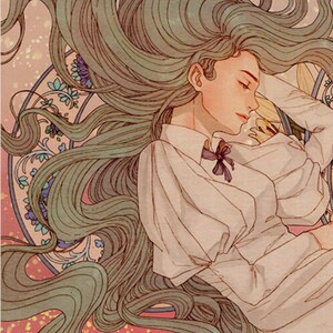 Puede incluir: Una ilustraci&oacute;n digital de una mujer con el pelo largo y verde que fluye. Lleva una camisa blanca con un lazo y est&aacute; tumbada con los ojos cerrados. El fondo es de color rosa suave con un patr&oacute;n floral.