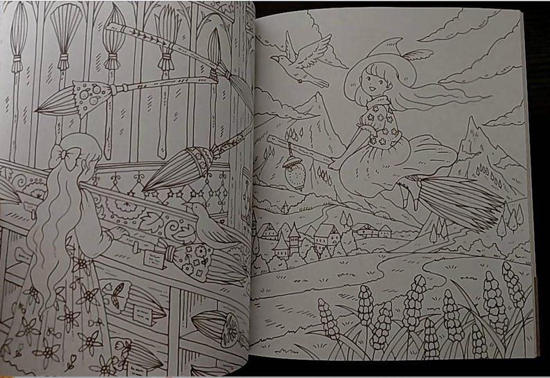Pu&ograve; includere: Un'illustrazione in bianco e nero di una strega che vola su una scopa. Indossa un cappello a punta e un lungo vestito. Lo sfondo mostra un villaggio e una catena montuosa.