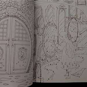 Pu&ograve; includere: Un'illustrazione in bianco e nero di una ragazza che guarda uno specchio. Lo specchio &egrave; circondato da altri specchi e da un motivo floreale. Il testo "The Mirror of Dreams" &egrave; scritto sulla porta sullo sfondo.