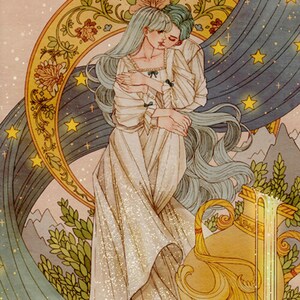 Puede incluir: Una ilustraci&oacute;n de acuarela de dos figuras abraz&aacute;ndose, con una urna dorada que vierte agua en el fondo. Las figuras est&aacute;n rodeadas de una luna creciente y estrellas, con una tela a rayas azules y blancas drapeada en la parte superior. La ilustraci&oacute;n est&aacute; hecha en un estilo vintage, con un toque suave y rom&aacute;ntico.