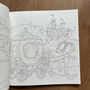 Op de afbeelding: Een zwart-wit kleurboekpagina met een door paarden getrokken koets op de voorgrond en een kasteel op de achtergrond. De sc&egrave;ne is versierd met talloze stervormen en fonkelingen, met strakke lijntekeningen van de koets, de paarden en het kasteel.