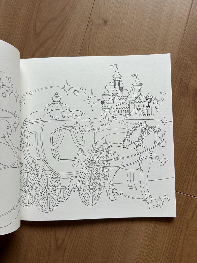 Op de afbeelding: Een zwart-wit kleurboekpagina met een door paarden getrokken koets op de voorgrond en een kasteel op de achtergrond. De sc&egrave;ne is versierd met talloze stervormen en fonkelingen, met strakke lijntekeningen van de koets, de paarden en het kasteel.