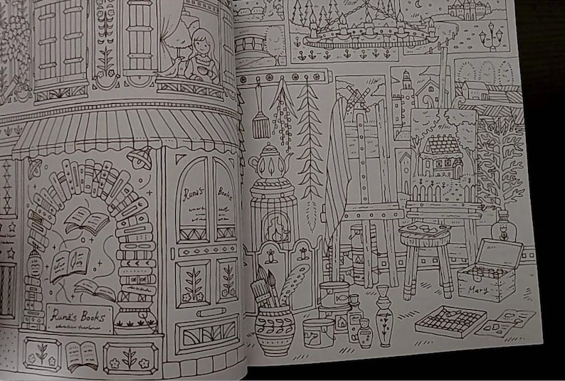 Pu&ograve; includere: Un'illustrazione in bianco e nero di una libreria con un grande arco fatto di pile di libri. La libreria si chiama "Runa's Books" e ha un cartello che dice "Runa's Books, Ancient & Modern." C'&egrave; una piccola finestra con un cartello che dice "Runa's Books." L'illustrazione include anche una piccola casa, un albero e un cavalletto con pennelli e vernice.