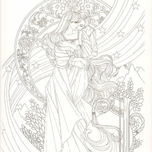 Puede incluir: Un dibujo en blanco y negro de una pareja abraz&aacute;ndose, rodeada de estrellas y una cascada que fluye. La mujer tiene el pelo largo y suelto y lleva un vestido largo. El hombre la abraza con fuerza. La imagen est&aacute; sobre un fondo de monta&ntilde;as y estrellas.