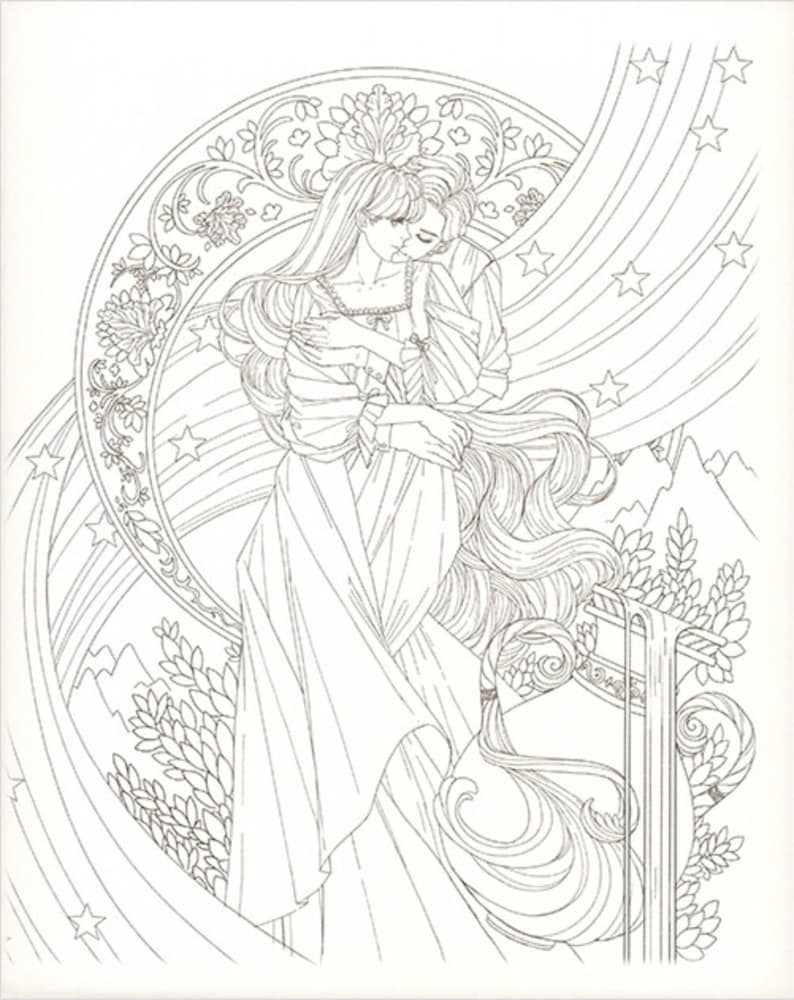 Puede incluir: Un dibujo en blanco y negro de una pareja abraz&aacute;ndose, rodeada de estrellas y una cascada que fluye. La mujer tiene el pelo largo y suelto y lleva un vestido largo. El hombre la abraza con fuerza. La imagen est&aacute; sobre un fondo de monta&ntilde;as y estrellas.