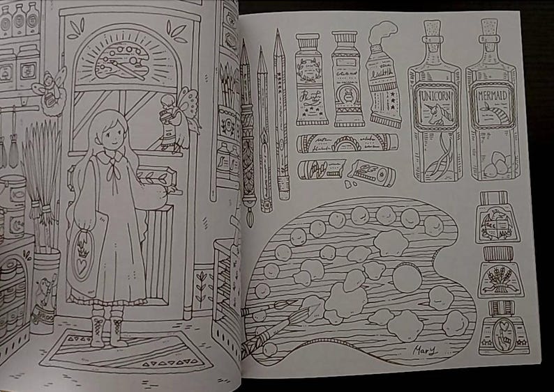 Pu&ograve; includere: Una pagina da colorare in bianco e nero con una ragazza in piedi davanti a un negozio con scaffali di tubetti di vernice, pennelli e altri materiali artistici. La pagina include anche una tavolozza di colori con vari pozzetti di vernice e una bottiglia di unicorno e sirena.