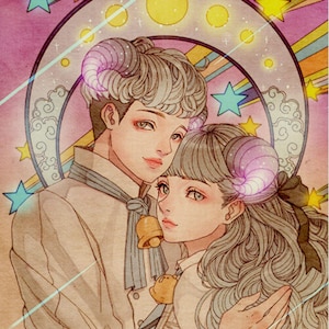 Puede incluir: Una ilustraci&oacute;n en tonos pastel rosa y azul de una pareja con cuernos de carnero, abraz&aacute;ndose sobre un fondo de estrellas y nubes.