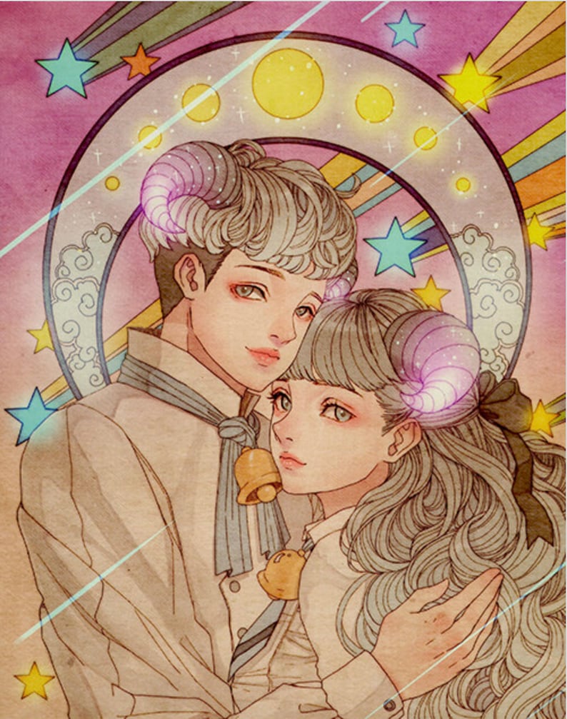 Puede incluir: Una ilustraci&oacute;n en tonos pastel rosa y azul de una pareja con cuernos de carnero, abraz&aacute;ndose sobre un fondo de estrellas y nubes.