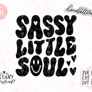 Pode incluir: Design digital preto e branco com o texto "Sassy Little Soul" em uma fonte retr&ocirc; e groovy com um rosto sorridente. O design inclui cora&ccedil;&otilde;es e &eacute; rotulado como "handlettered!" e "download instant&acirc;neo!"