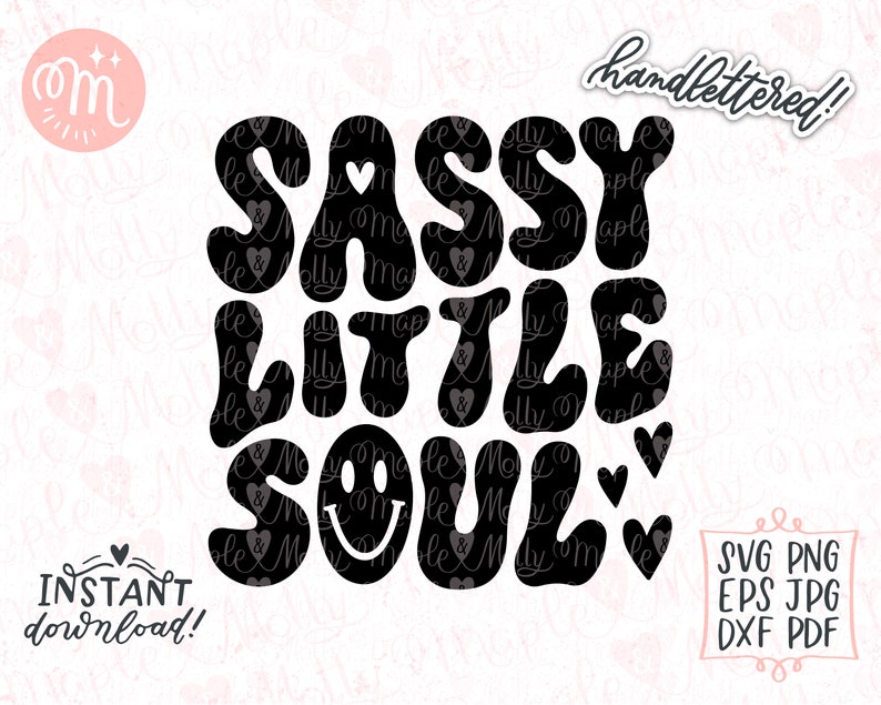 Pode incluir: Design digital preto e branco com o texto "Sassy Little Soul" em uma fonte retr&ocirc; e groovy com um rosto sorridente. O design inclui cora&ccedil;&otilde;es e &eacute; rotulado como "handlettered!" e "download instant&acirc;neo!"