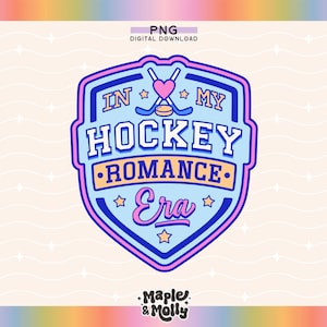 Peut inclure: Un graphique en forme de bouclier bleu et rose avec le texte "In My Hockey Romance Era" et un cœur avec des bâtons de hockey et une rondelle à l'intérieur. Il y a des étoiles autour du cœur et du texte.