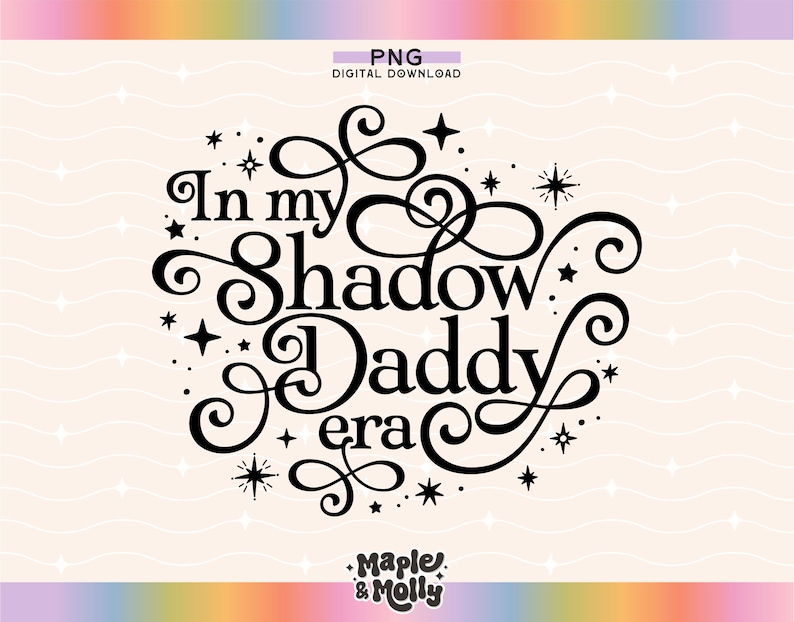 Pu&ograve; includere: Grafica in bianco e nero con un font decorativo che recita "In my shadow daddy era" con stelle e vortici attorno al testo.