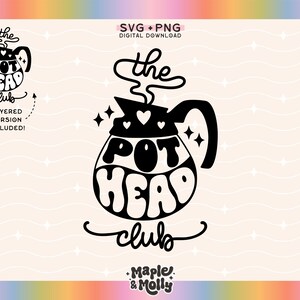 Puede incluir: Diseño de descarga digital en blanco y negro de una cafetera con el texto "the pot head club" en un estilo de fuente retro.