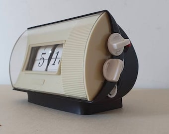 Rhythm mechanical winding flip clock,