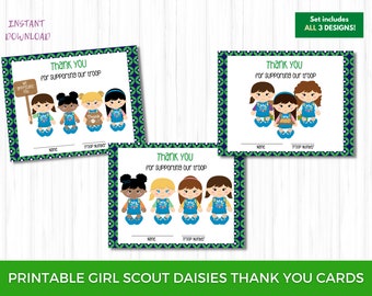 Può includere: Tre biglietti di ringraziamento stampabili Girl Scout Daisy con uno sfondo a motivi blu e verdi. Ogni biglietto presenta un gruppo diverso di tre Girl Scout che indossano la loro uniforme e tengono un oggetto legato alle Girl Scout. Il testo sui biglietti dice "Grazie per il tuo supporto alla nostra truppa".