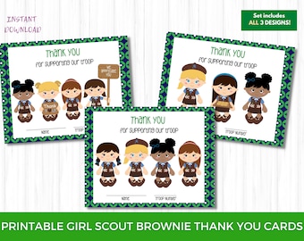 Può includere: Tre biglietti di ringraziamento stampabili per Girl Scout Brownie con uno sfondo a motivi verde e blu. Ogni biglietto presenta un gruppo diverso di tre Girl Scout che indossano la loro uniforme e tengono un cartello di ringraziamento. Il testo sui biglietti dice "Grazie per il supporto alla nostra truppa".