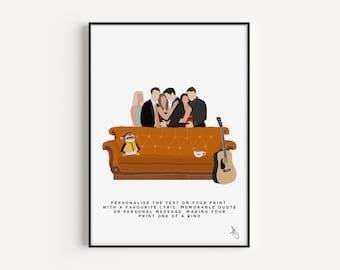 Peut inclure: Une illustration numérique des six personnages principaux de la série télévisée Friends assis sur un canapé orange. Les personnages sourient tous et regardent la caméra. Le canapé est devant un fond blanc. Le texte "PERSONALISE THE TEXT ON YOUR PRINT WITH A FAVOURITE LYRIC, MEMORABLE QUOTE OR PERSONAL MESSAGE, MAKING YOUR PRINT ONE OF A KIND" est sous le canapé.
