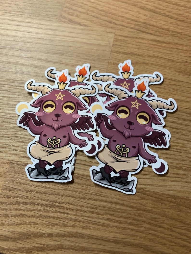 Pu&ograve; includere: Un set di cinque adesivi con un diavolo viola di cartone animato con corna, ali e un pentagramma sulla fronte. Il diavolo indossa un perizoma marrone e sta in piedi su una roccia. Gli adesivi sono stampati su carta bianca e hanno una finitura lucida.