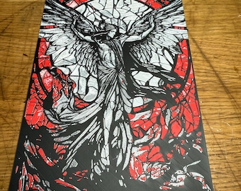 Puede incluir: Una ilustración en blanco y negro de un ángel con las alas extendidas. El ángel está rodeado de un patrón de vidriera rojo y blanco. El fondo es negro.