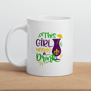 Mardi Gras Tasse, Dieses Mädchen braucht eine Trinkbecher, Unisex Tasse, Freunde Tasse, Happy Mug, Liebhaber Tasse, Freund Tasse