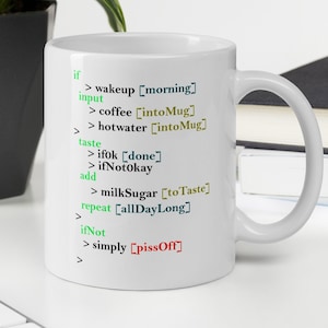 Può includere: Una tazza in ceramica bianca con un divertente design a codice stampato su di essa. Il codice recita: "if > wakeup [morning] input > coffee [intoMug] > hotwater [intoMug] taste > ifok [done] > ifNotokay add > milkSugar [toTaste] repeat [allDayLong] ifNot > simply [pissOff]"