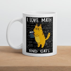 Pode incluir: Caneca de cerâmica branca com uma ilustração em preto e branco de um gato usando óculos e segurando uma calculadora. O texto "Eu amo matemática e gatos" está impresso na caneca.