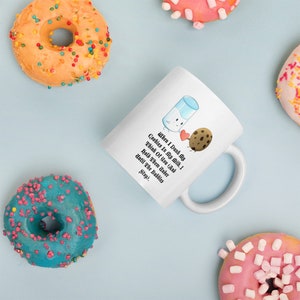 Può includere: Una tazza in ceramica bianca con un'illustrazione di cartone animato di un bicchiere di latte e un biscotto al cioccolato. Il testo sulla tazza recita "When I Dunk My Cookies In My Milk, I Think Of You (And Hold Them Under Until The Bubbles Stop)."