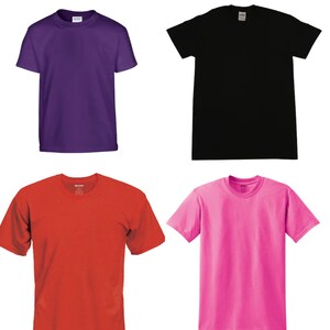 Pode incluir: Quatro t-shirts lisas em diferentes cores: roxo, preto, vermelho e rosa. As t-shirts s&atilde;o todas de manga curta e t&ecirc;m um decote redondo.