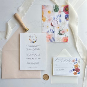 Wildblumen Blumenhochzeits-Einladung | Gedruckt Semi-Custom Hochzeit Briefpapier | 2023 Etsy Design Awards Finalist | Regenbogen Perlmutt | Wachs Siegel