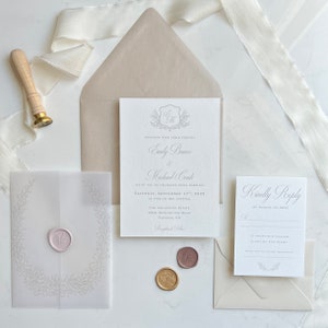 Elegante taupefarbene Hochzeitseinladungen mit individuellem Monogramm | Semi-Custom-Hochzeits-Briefpapier | Klassisches taupefarbenes Pergamentkleid